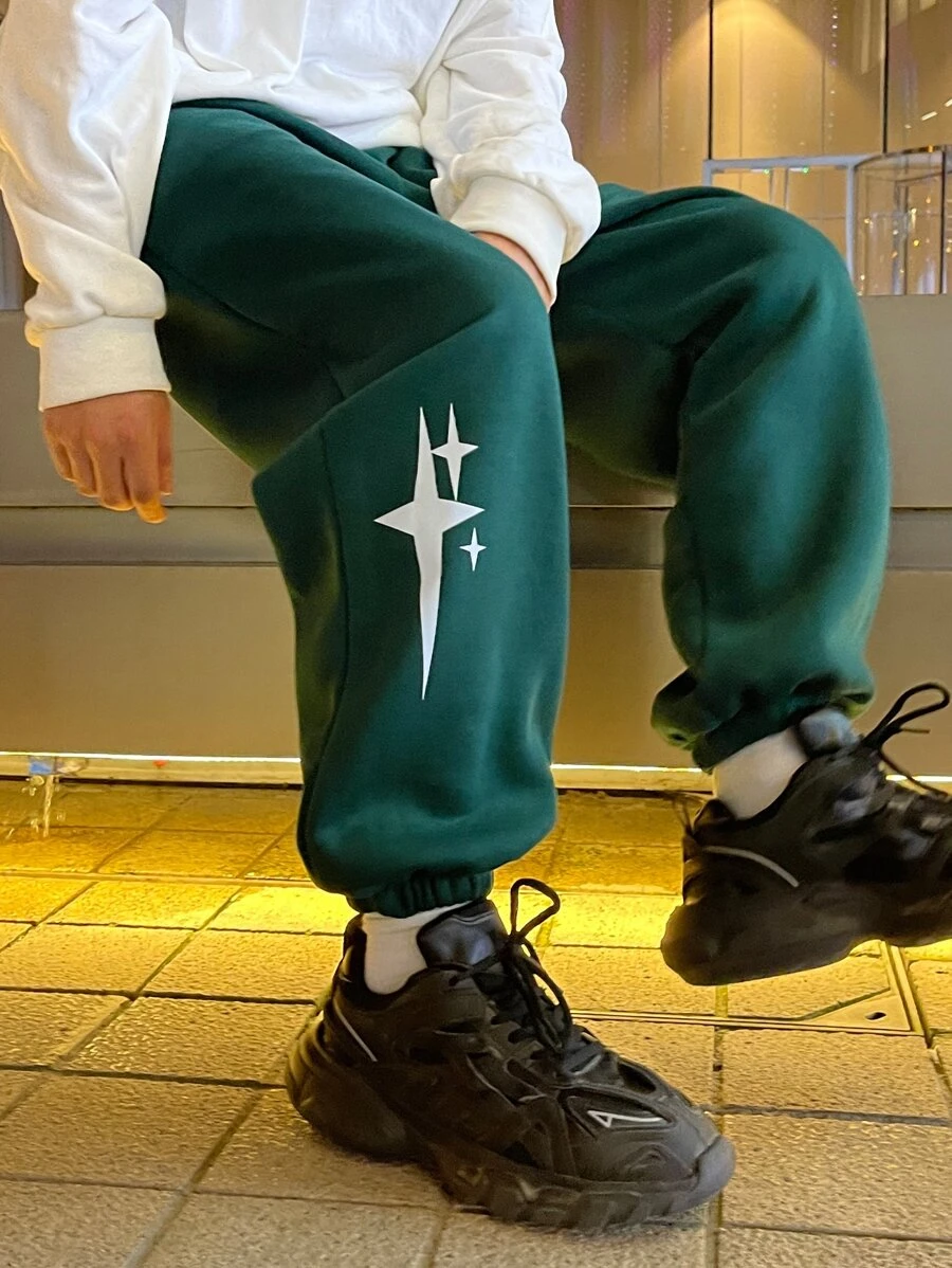 Manfinity Hypemode 男裝鬆身運動褲,帶有星星和字母圖案設計,可調節束口腰帶 - 墨綠色 - 查看 1