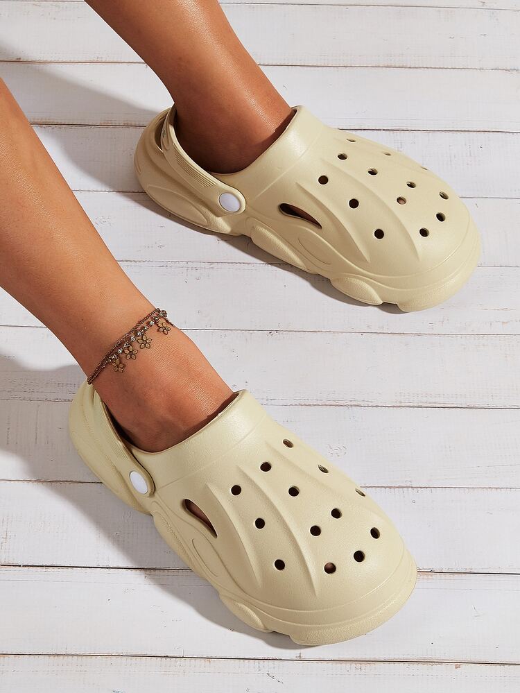 Zuecos con abertura con diseño de letra - Beis - Añade 3