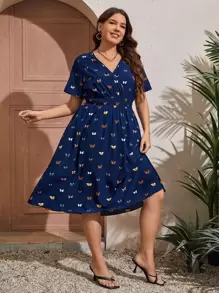 SHEIN Clasi Vestido cruzado con estampado de mariposa para tallas grandes en verano - Azul Marino - Ver 3