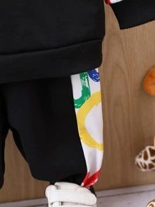 Bebé niño Pantalones deportivos con capucha con estampado de letra de manga en contraste - Negro - Ver 5