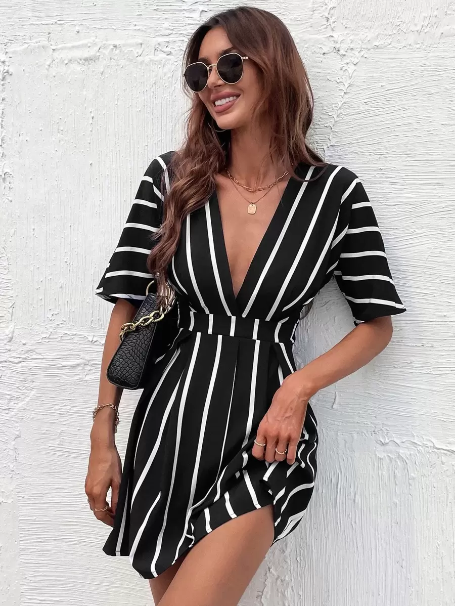 Chiquease 條紋圖案深V領A字連衣裙 - 黑色 - 查看 1