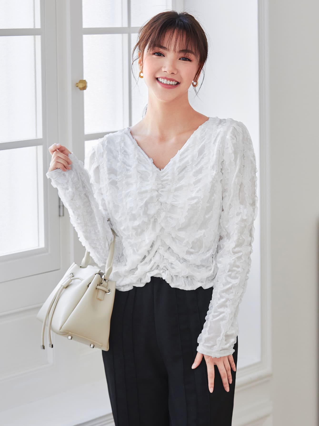 Blus polos lengan mengembang dengan detail rumbai di bagian bawah. - Putih - View 1