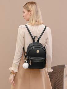 Mochila mini decorada con remaches y accesorios