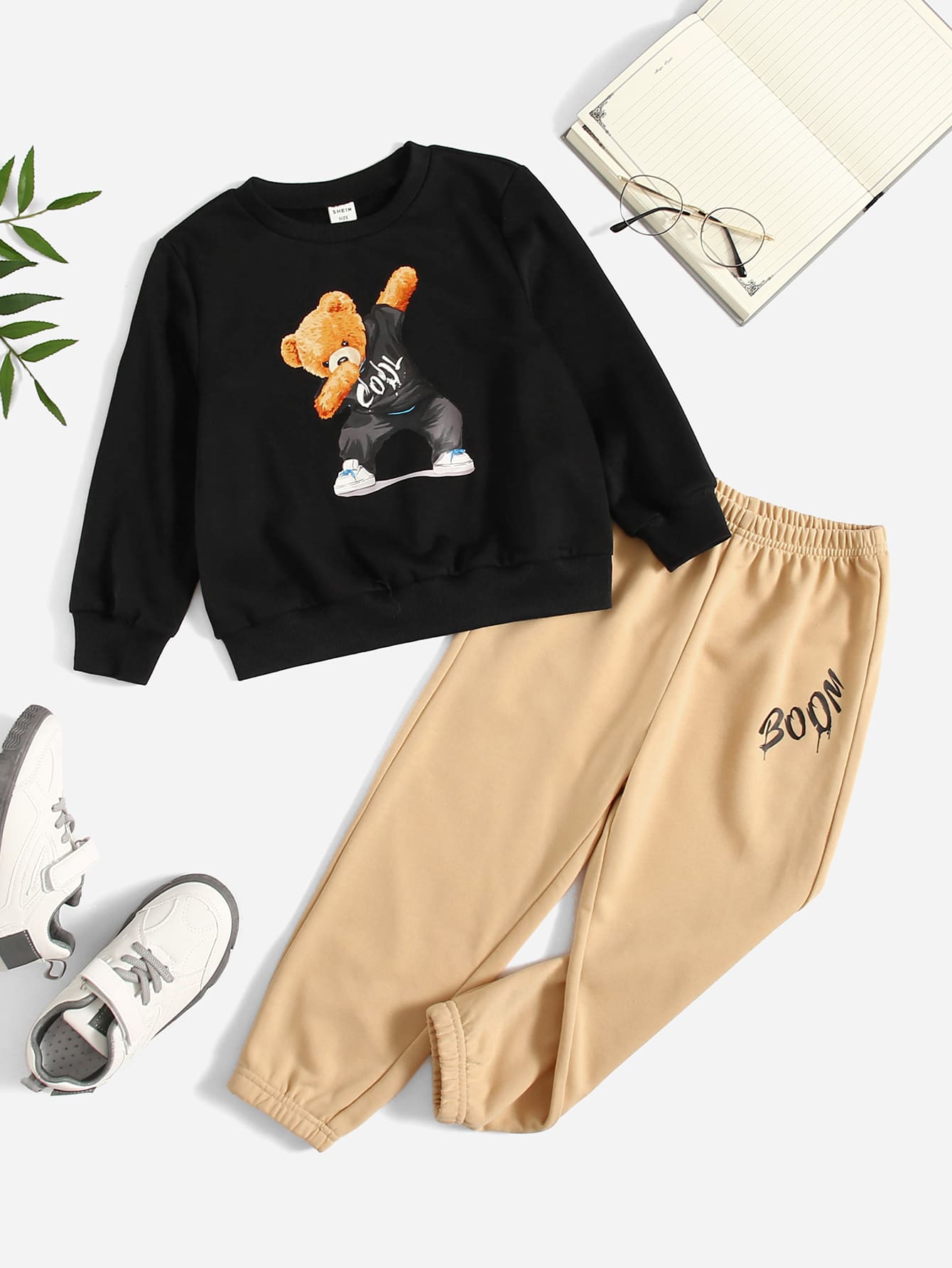 SHEIN 小男童小熊印花套頭衫和字母圖案衛褲 - 彩色 - 查看 1