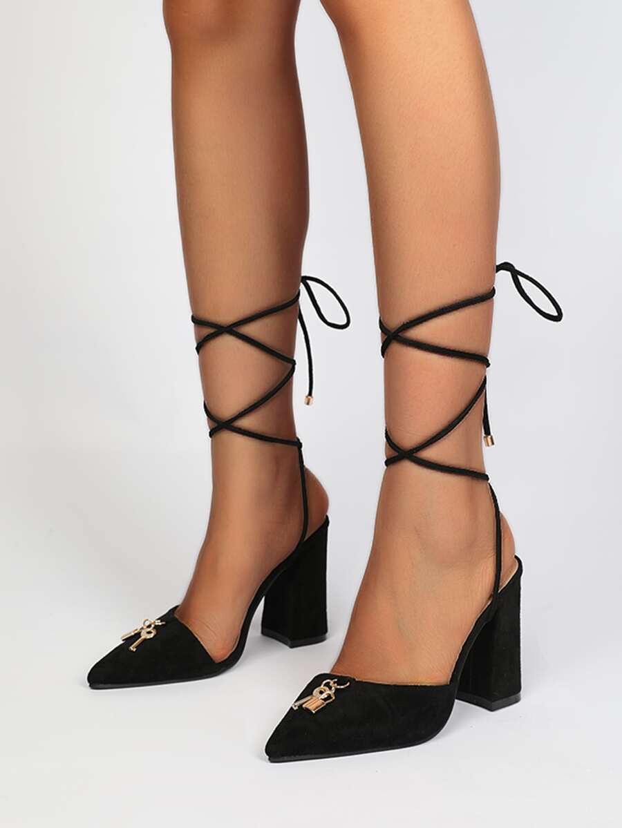 仿麂皮鑰匙和鎖裝飾尖頭粗跟條帶高跟鞋 - 黑色 - 查看 1