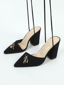 仿麂皮鑰匙和鎖裝飾尖頭粗跟條帶高跟鞋 - 黑色 - 查看 4