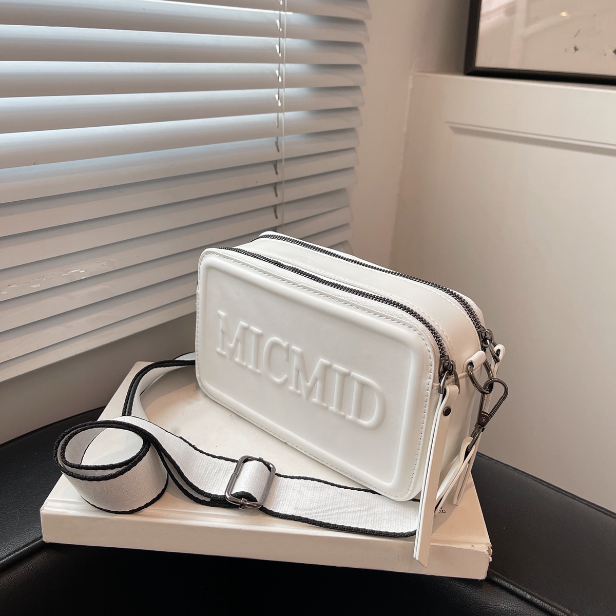 Pieza Bolso de hombro de mujer de moda con letras blancas, forma cuadrada, cremallera doble, correa ancha, ajustable para cruzar el Body, material de