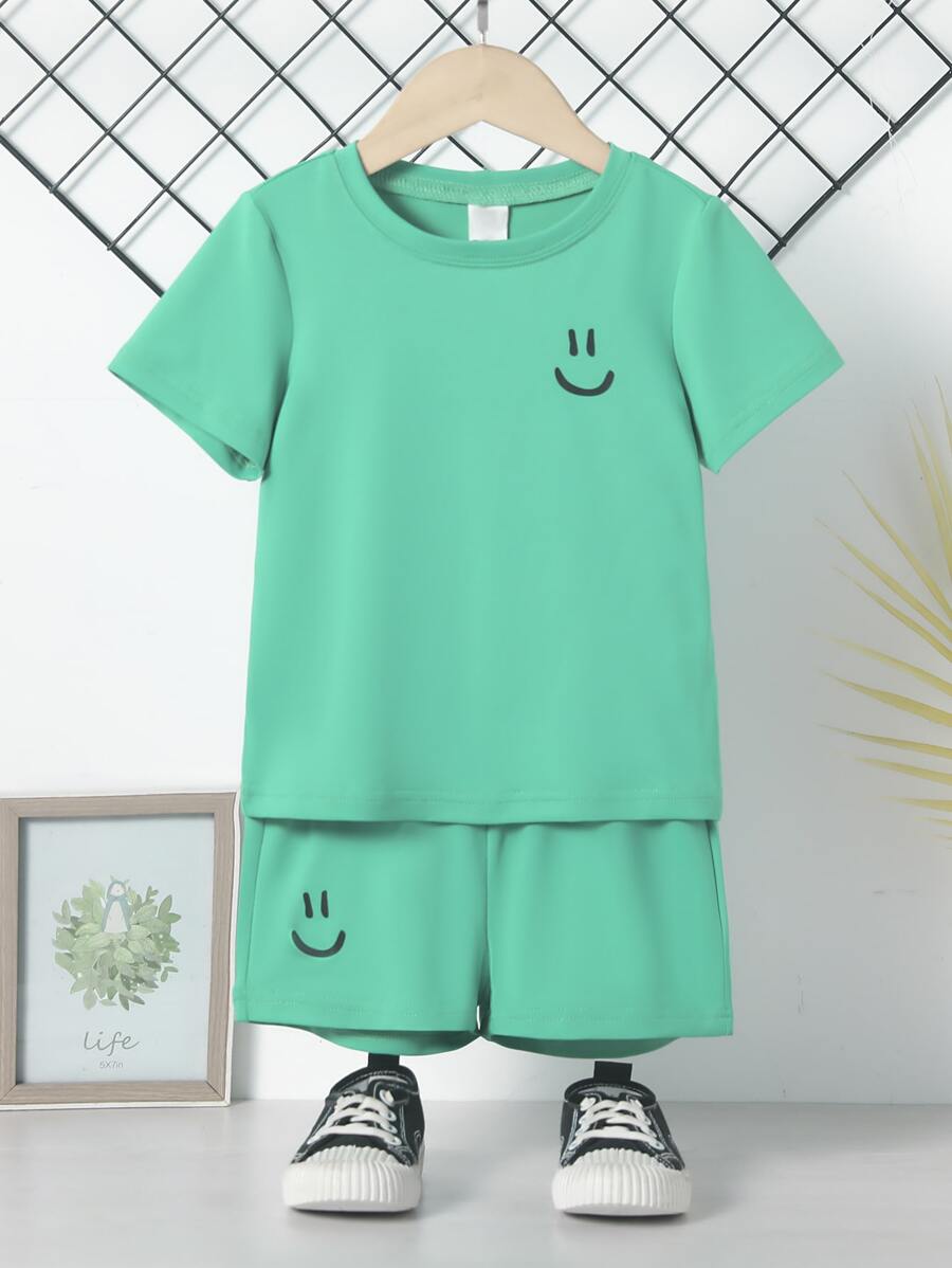 SHEIN 2入組男童休閒純色笑臉印花短袖襯衫和印花短褲套裝，適用於夏季、休閒、派對、日常穿著、學校、旅遊和聚會 - 綠色 - 查看 1