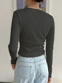 DAZY 字母補丁細節半排扣T恤 - 深灰色 - 查看 2