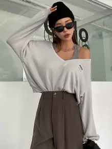 DAZY 字母贴片 V 领落肩运动衫（无吊带上衣）秋季服装