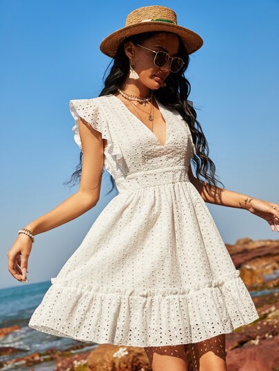 فستان بحافة مكشكش ومطرز حلقي