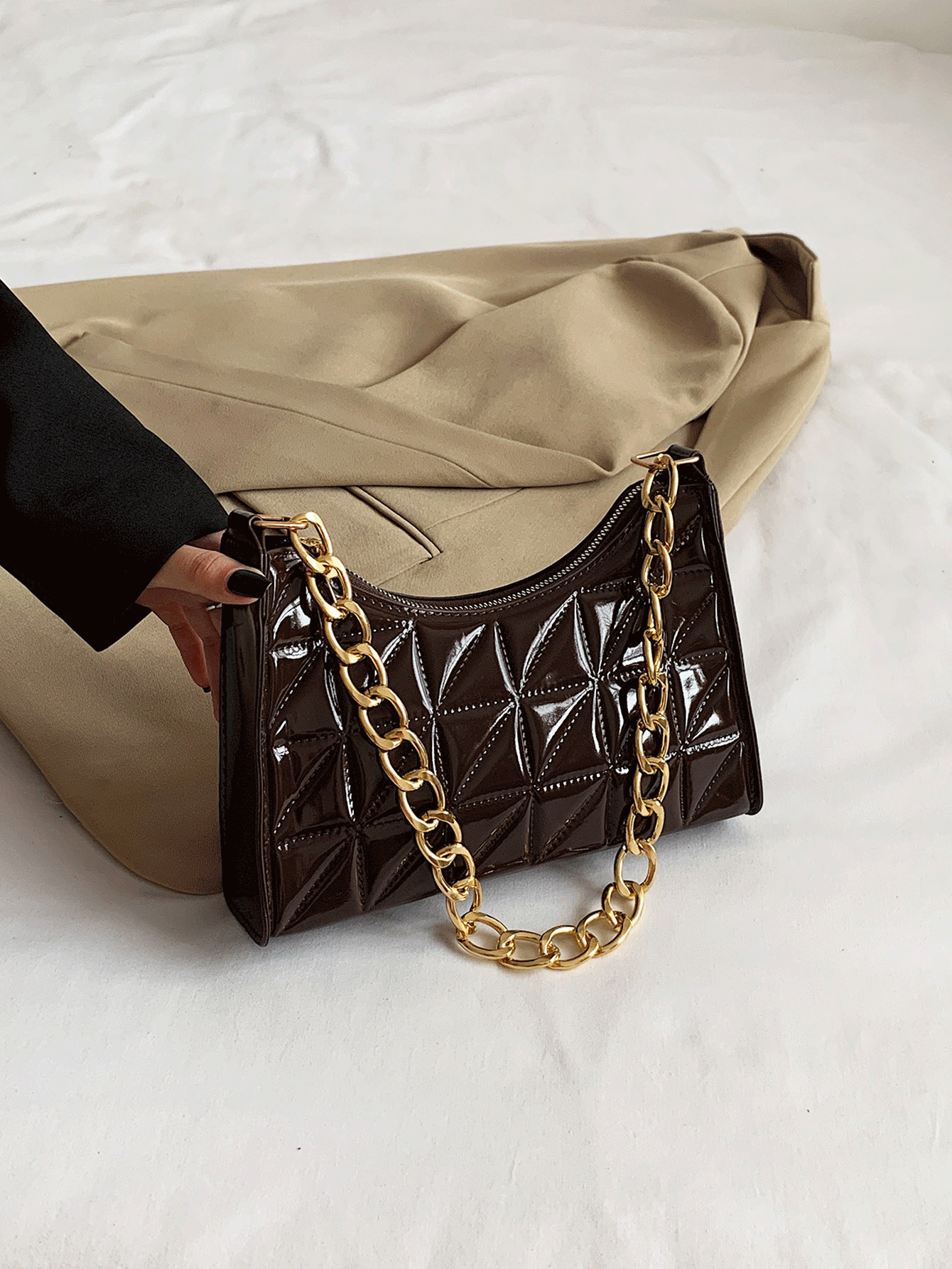 人造漆皮幾何衍縫鏈條法棍包 - 咖啡棕 - 查看 2