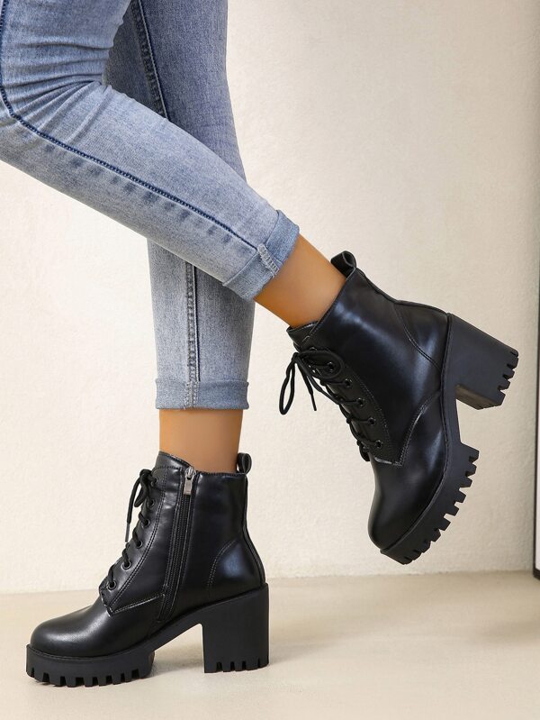 Bottes de cheville élégantes noires pour femmes, de couleur unie, à talon carré épais. Bottes chaussettes classiques, parfaites avec un gilet/pull, à porter avec une robe blanche
