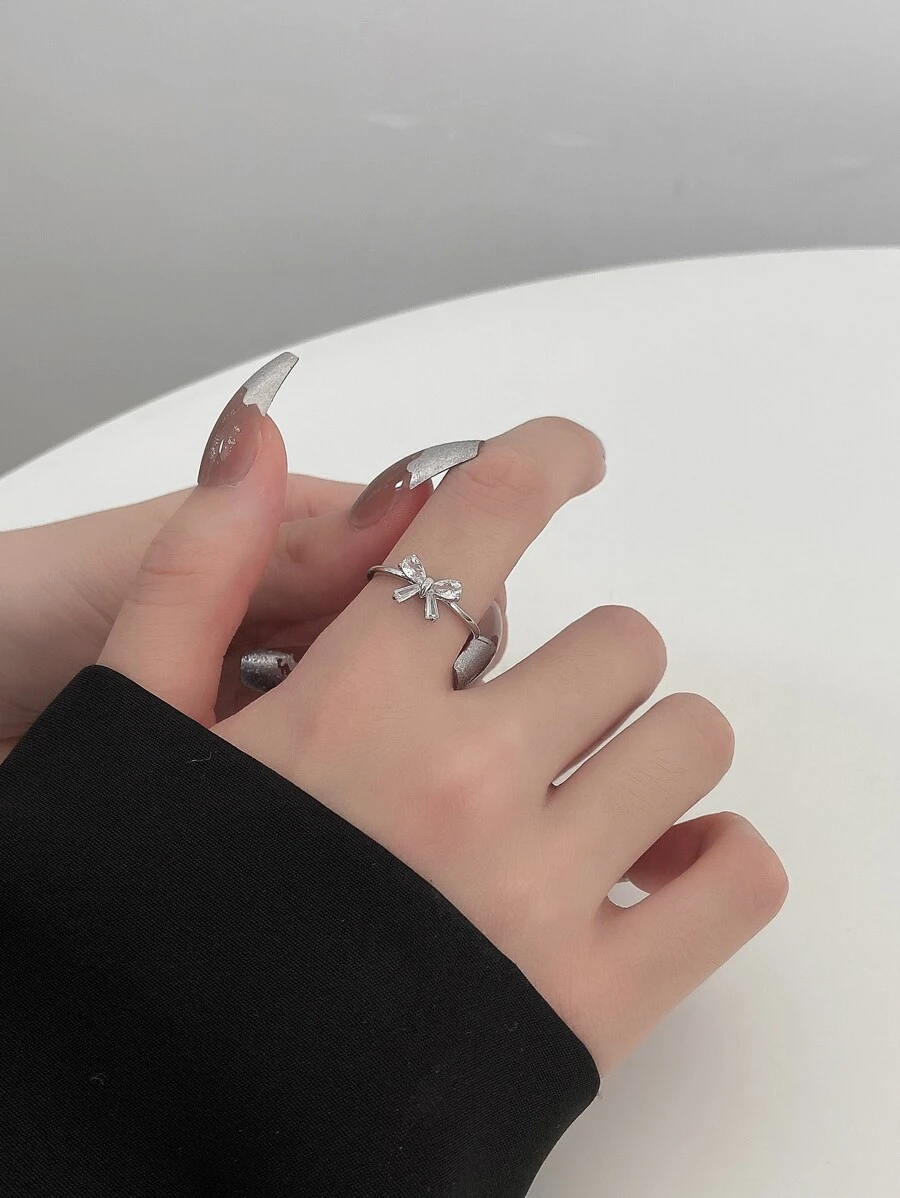 時尚多功能銅質蝴蝶結細節造型戒指，鑲嵌設計，適合日常通勤、旅遊、派對和宴會，是女性的理想配戴物品。 - 銀色 - 查看 1
