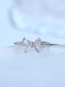 時尚多功能銅質蝴蝶結細節造型戒指，鑲嵌設計，適合日常通勤、旅遊、派對和宴會，是女性的理想配戴物品。 - 銀色 - 查看 2