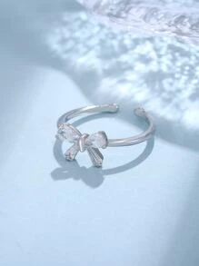 時尚多功能銅質蝴蝶結細節造型戒指，鑲嵌設計，適合日常通勤、旅遊、派對和宴會，是女性的理想配戴物品。 - 銀色 - 查看 4