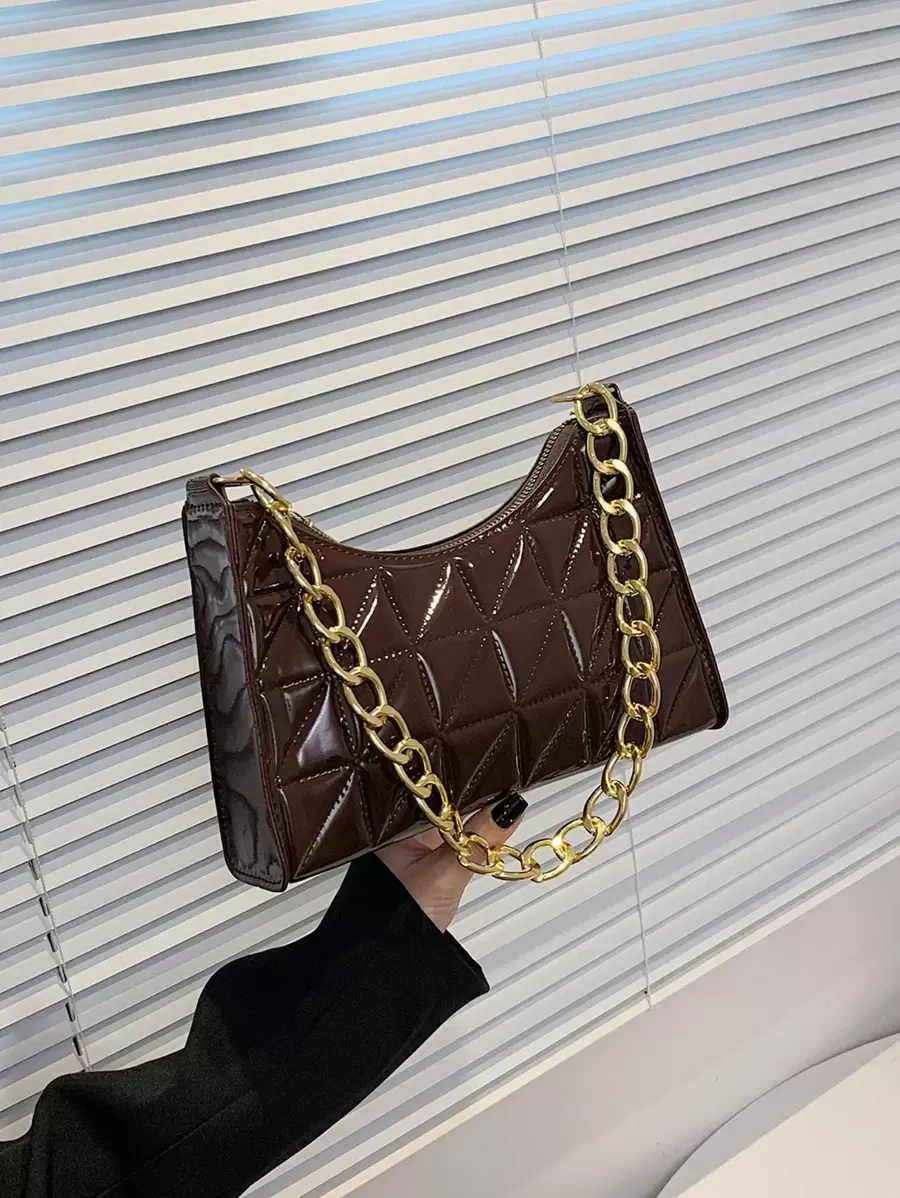 Bolso baguette recubierto artificial geométrico guateado con cadena