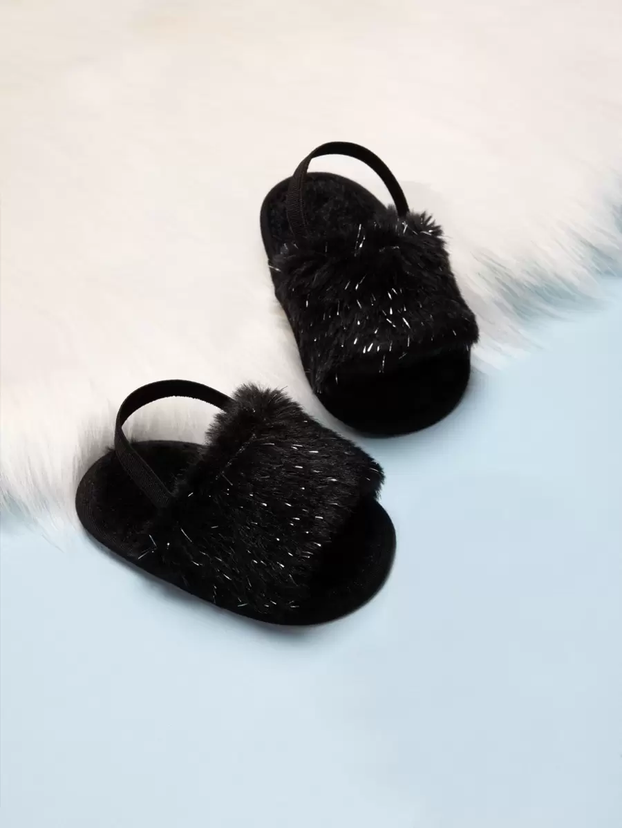 Sandalias planas negras de moda para niñas pequeñas