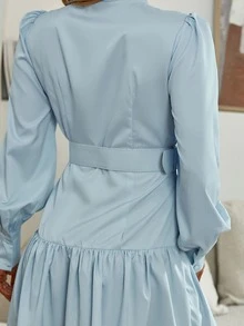 Simplee 小高領蕾絲邊金屬扣環腰帶洋裝 - 淺藍色 - 查看 3