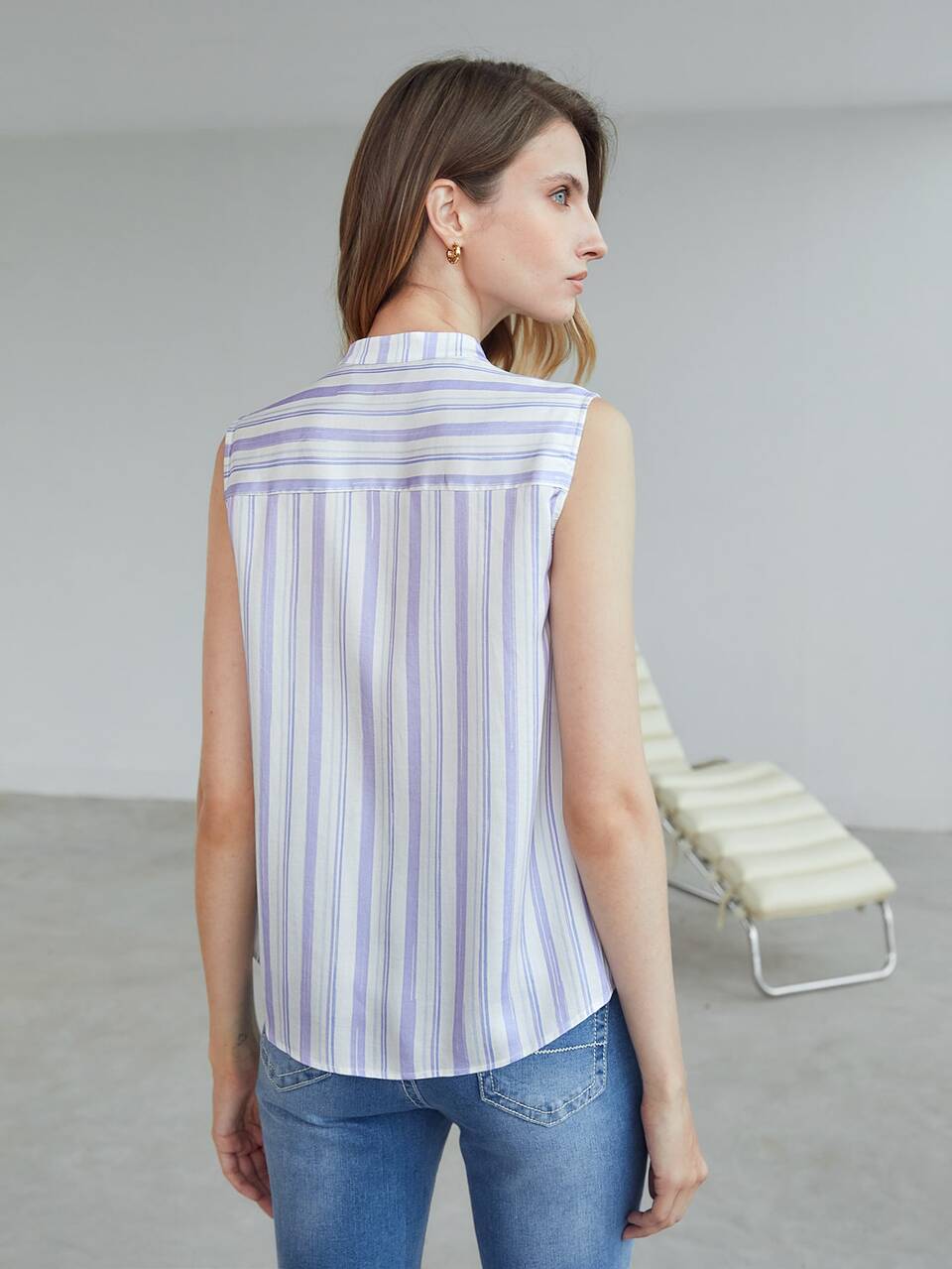 LYOCELL RUFFLE SLEEVELESS BLOUSE