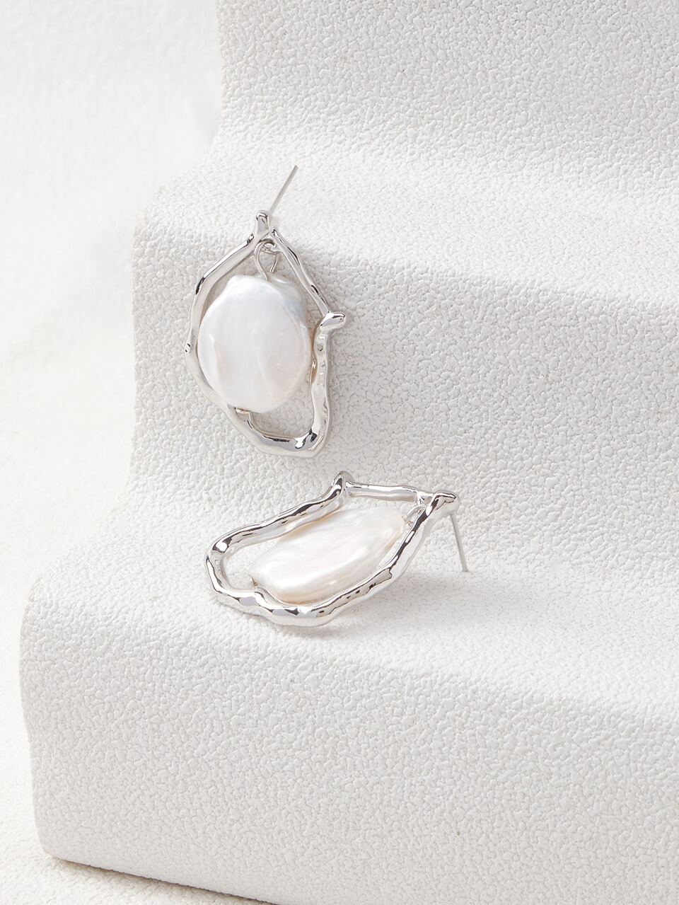 NATURAL PEARL DECOR STRUCTURED DROP EARRINGS