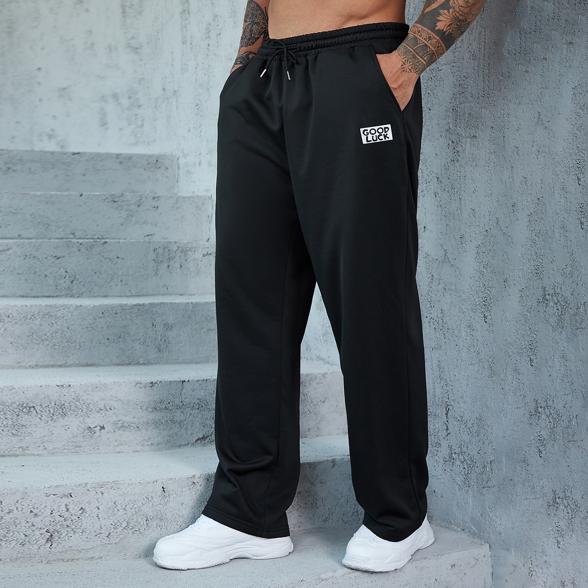 Hombres de talla grande pantalones deportivos con cintura ajustable con cordón, pierna recta larga, pantalones deportivos negros lisos con parche de
