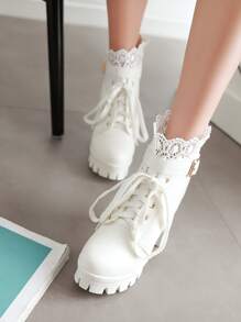 女性蕾絲和搭扣裝飾前繫帶帶扣細節粗跟時尚靴子