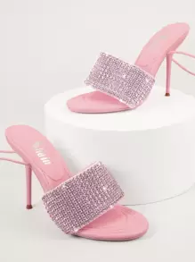 Heels mit eckiger Zehenpartie, dickem Gurt, Band