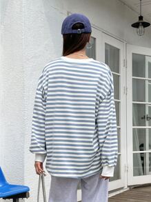 DAZY Camiseta de manga larga con hombros caídos, detalles de parche con letras y rayas - Azul y blanco - Ver 2