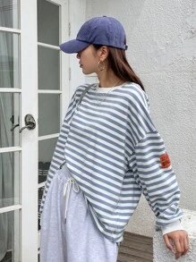 DAZY Camiseta de manga larga con hombros caídos, detalles de parche con letras y rayas - Azul y blanco - Ver 3