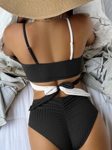 SHEIN Swim Conjunto de bikini de bloques de color para verano, parte superior tipo cami con nudo en la espalda y Bottom de cadera fruncida, 2 piezas - Negro - Ver 2