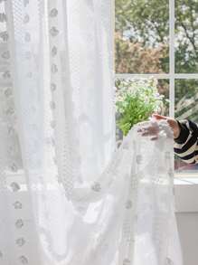 Ein Schal transparenter Vorhang