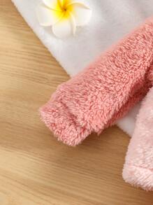 Bebé Conjunto de pijama de dos tonos de manga raglán con diseño de orejas 3D con capucha de pie - Rosa - Ver 3