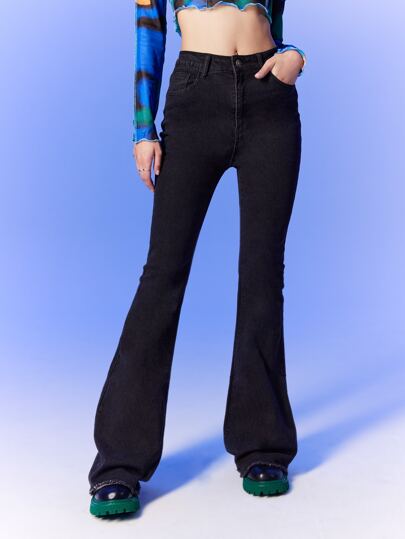 بنطلون جينز واسع من الاسفل بحافة خام وبخصر عالي