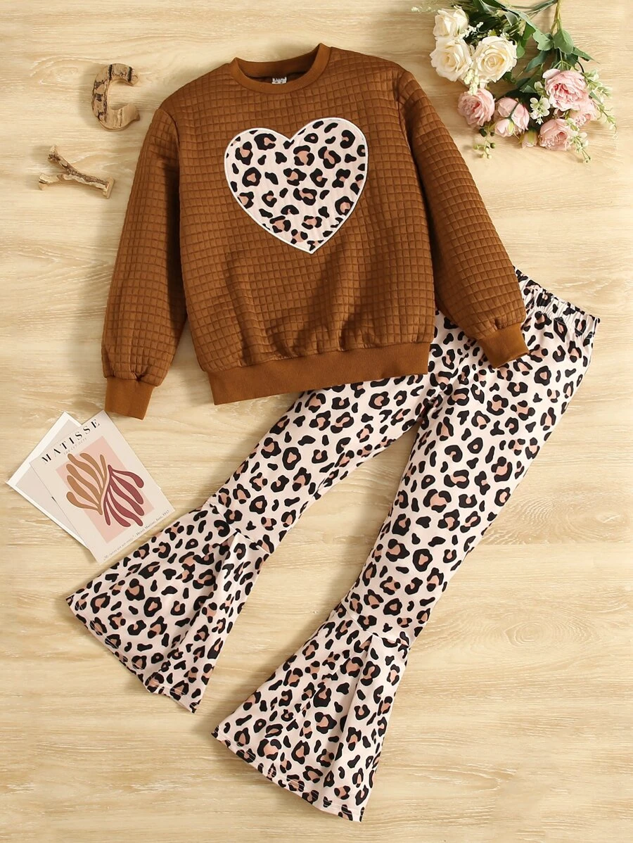 SHEIN 女孩豹紋愛心印花套頭衫和喇叭褲 - 彩色 - 查看 1