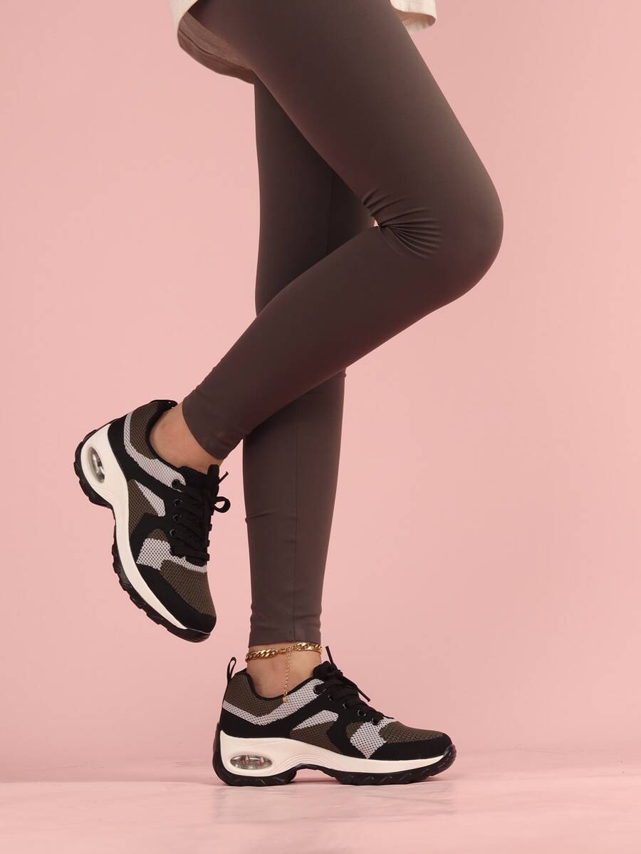 Zapatillas deportivas chunky de color combinado con cordón delantero