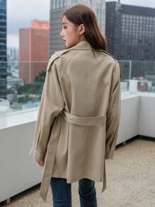 DAZY 肩章設計馬甲袖雙排釦系帶風衣 - 卡其色 - 查看 2