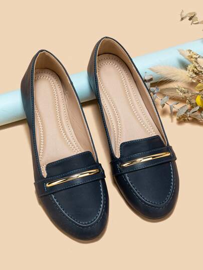 Flache Loafers mit Metall Dekor