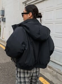 DAZY Áo khoác nữ mùa đông có mũ trùm đầu, túi có nắp, khóa kéo vai, túi dày có đệm, chi tiết chữ vá - màu đen - Xem 5