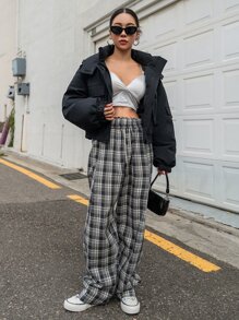 DAZY Áo khoác nữ mùa đông có mũ trùm đầu, túi có nắp, khóa kéo vai, túi dày có đệm, chi tiết chữ vá - màu đen - Xem 3