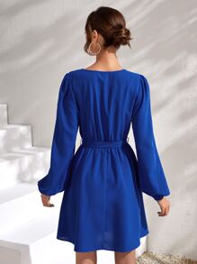 SHEIN Privé 交疊領燈籠袖繫腰帶連衣裙 - 寶藍色 - 查看 2