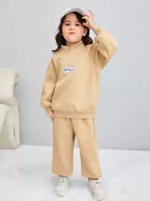 SHEIN 小女童字母圖案插肩袖保暖衛衣和運動褲 - 卡其色 - 查看 1
