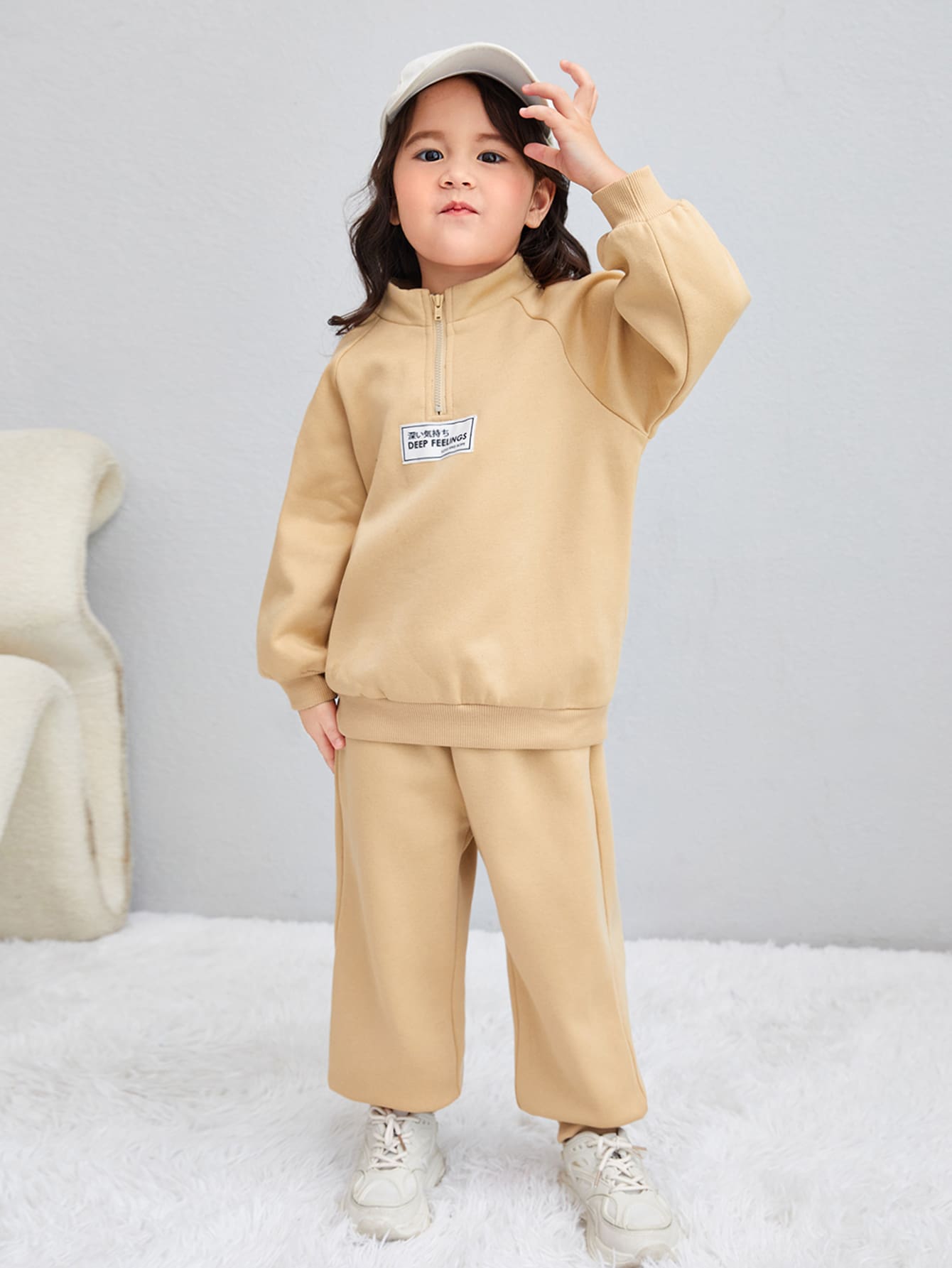 SHEIN 小女童字母圖案插肩袖保暖衛衣和運動褲 - 卡其色 - 查看 1