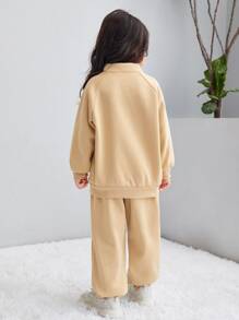 SHEIN 小女童字母圖案插肩袖保暖衛衣和運動褲 - 卡其色 - 查看 2