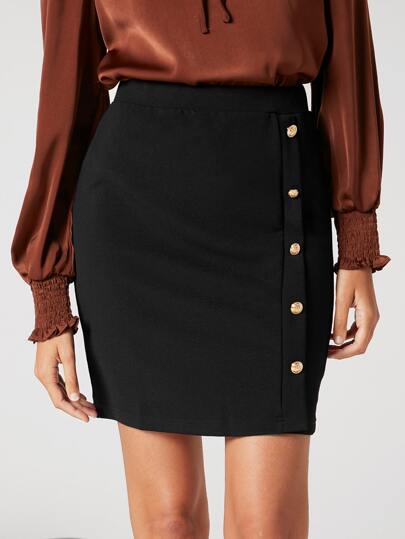 تنورة قصيرة وضيقة وخصوصية الأزرار باللون الذهبي