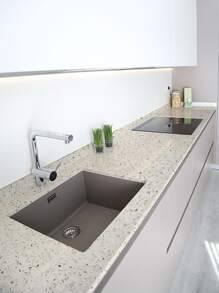 1 卷灰色和白色花岗岩接触纸 - 厚防水防油自粘乙烯基墙纸，适用于台面和家具 - 15.7x197 英寸，刨花板替代品