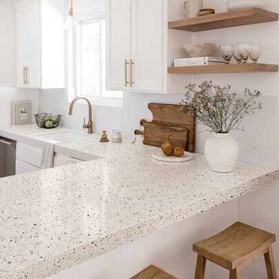  1 卷灰色和白色花岗岩接触纸 - 厚防水防油自粘乙烯基墙纸，适用于台面和家具 - 15.7x197 英寸，刨花板替代品