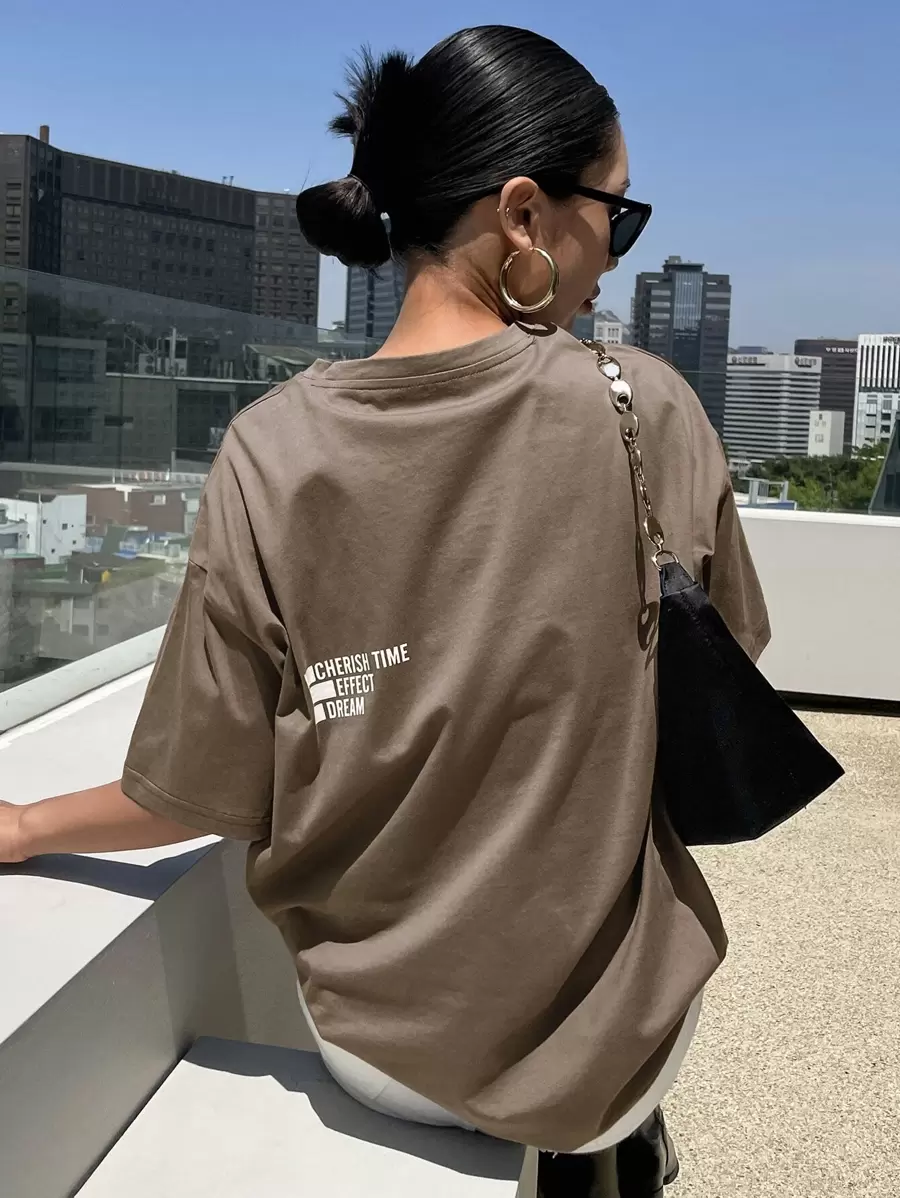 DAZY Camiseta oversize con estampe de letras, frase "CHERISH TIME EFFECT DREAM" - Café integral - Ver 1