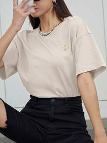 DAZY Áo thun thêu hình máy bay thả vai - Màu Khaki - Xem 1