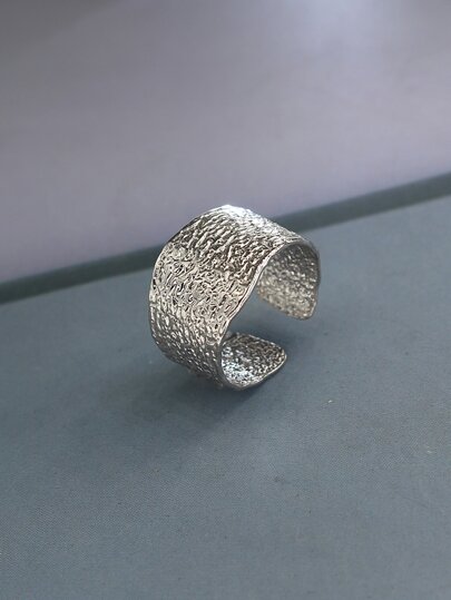 Anillo abierto con textura